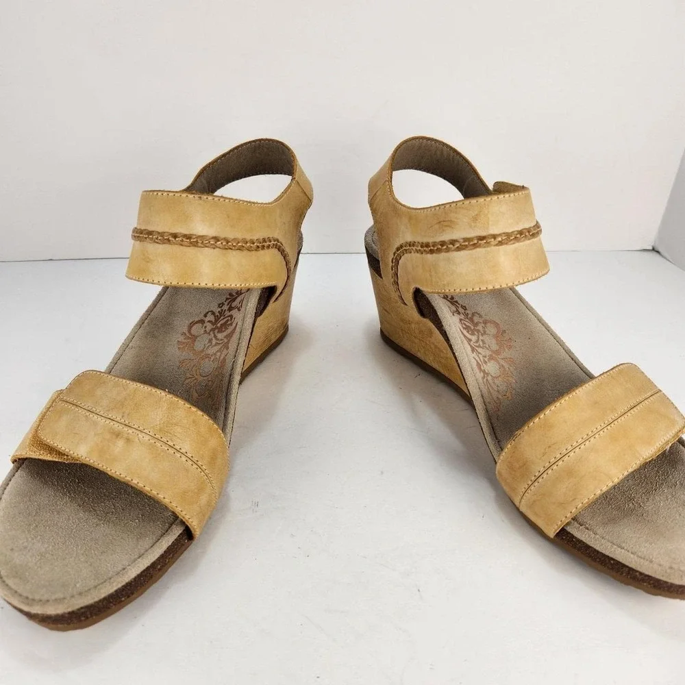 Aetrex Jillian Women's Size 10 Tan Leather Wedge Sandals Adjustable Comfort